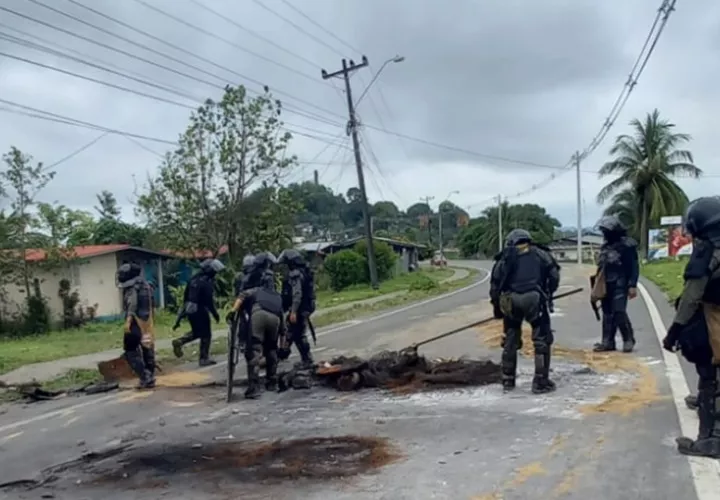 Unidades policiales limpian las calles tras los actos de vandalismo. Foto: Cortesía