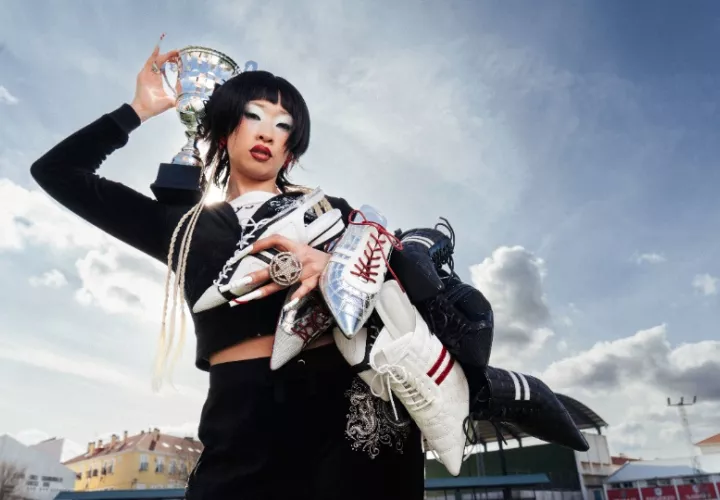 Una modelo con diseños inspirados en las botas de fútbol. Foto: Cedida por Krack / EFE