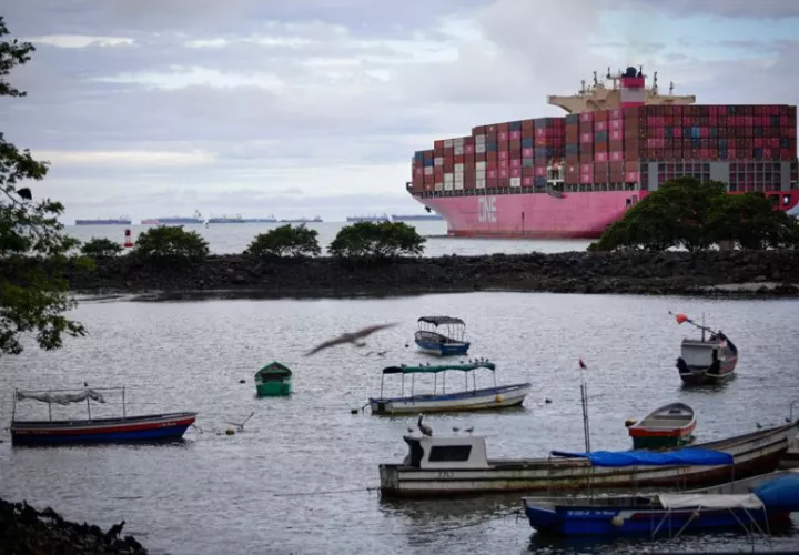 Buque transitando por el Canal de Panamá. Foto: EFE