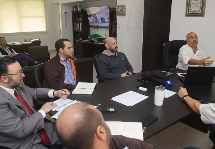 El viceministro Ameglio junto a ejecutivos de este sector. Foto: Cortesía