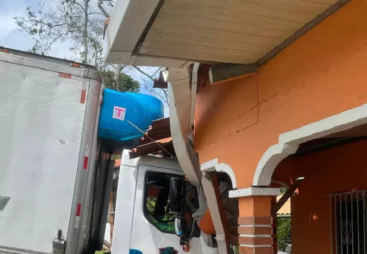 En el accidente de Capira, la vivienda sufrió daños en varias columnas, techo y una cerca de pilotes de concreto. Foto. Eric Montenegro