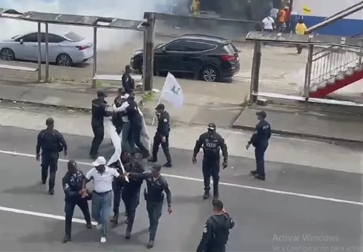 Dos hombres y una mujer fueron detenidos en esta protesta contra la Ley 462 de la CSS.
