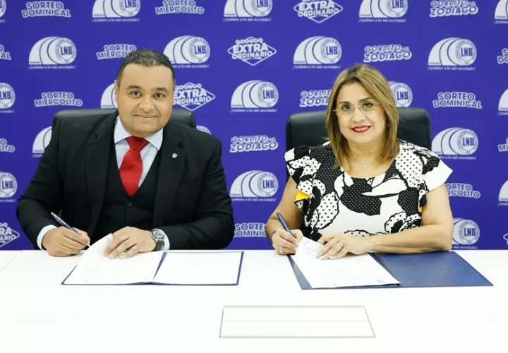 Ramón Abadi Balid, de Acodeco, y Saquina Jaramillo, de la LNB. Foto: Cortesía