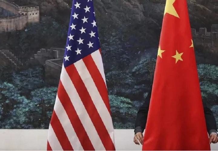 Fotografía de archivo de las banderas de EE.UU. y China previo a una reunión entre representantes de las dos naciones. EFE/Feng LI/Pool