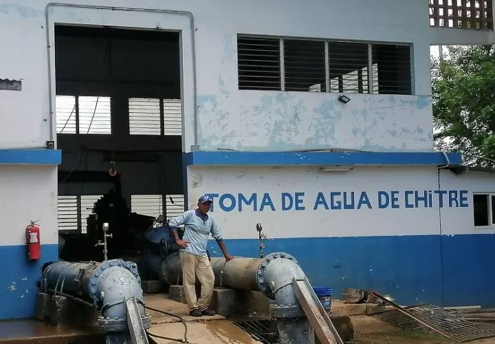 Se anunció que próximamente se llevará a cabo una nueva distribución de agua embotellada, esta vez en garrafones y envases de mayor galonaje. Foto. Thays Domínguez