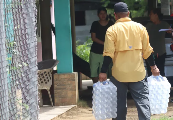 Ante reportes de especulación en algunos comercios, las autoridades emitieron un decreto que establece precios tope para la venta de agua embotellada en los establecimientos comerciales. Foto. Thays Domínguez