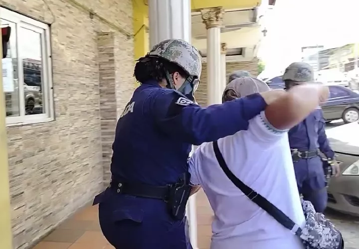 Los educadores aprehendidos fueron subidos a un microbús del Ministerio de Salud (Minsa) y trasladados al cuartel de la décima zona de policía de La Chorrera. Foto. Eric Montenegro