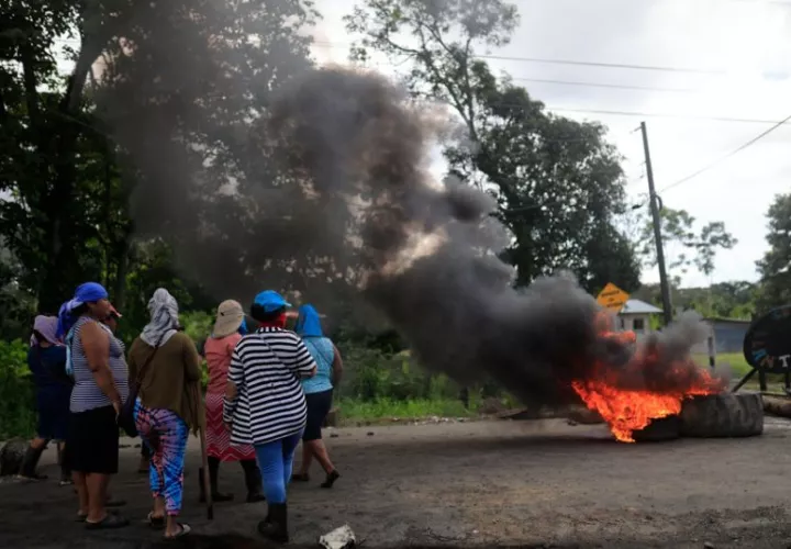 Se mantienen los cierres de vías en la provincia de Bocas del Toro. Foto: EFE
