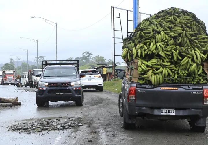 Alrededor de 20 puntos se mantienen bloqueados en la provincia de Bocas del Toro. Foto: EFE