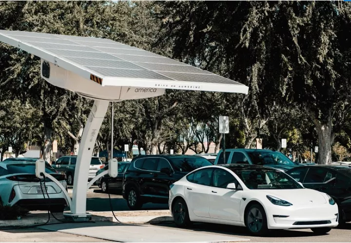  Las energías renovables, como la fotovoltaica, es la apuesta en el sector eléctrico para ayudar al ambiente y generar precios accesibles. Foto ilustrativa