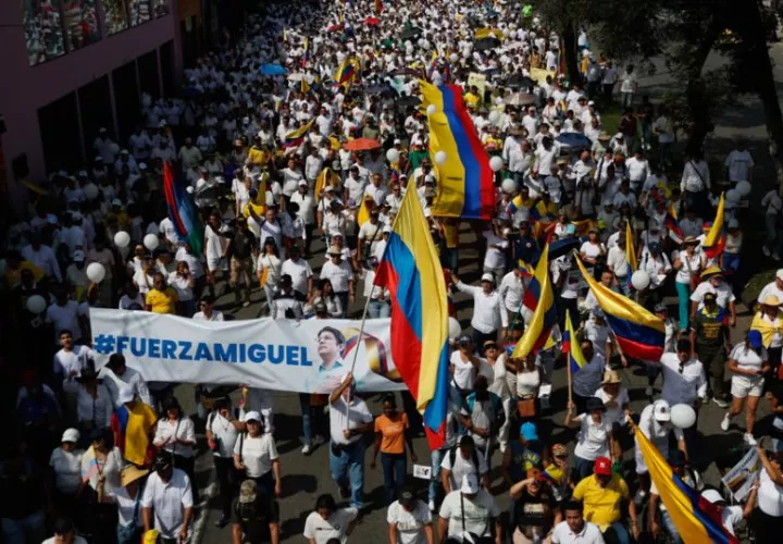  Personas se manifiestan con carteles y banderas durante la "Marcha del silencio" este domingo, en Cali (Colombia). Foto: EFE