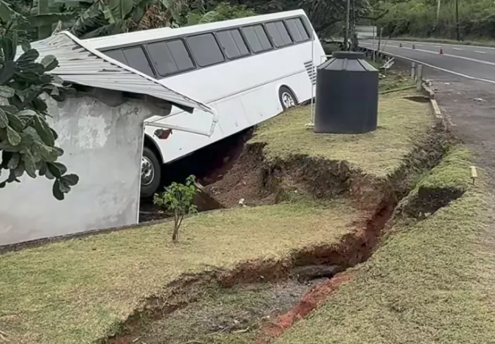Extraoficialmente, se informó que el conductor del autobús perdió el control y se estrelló contra la cocina de una residencia. Foto. Diómedes Sánchez