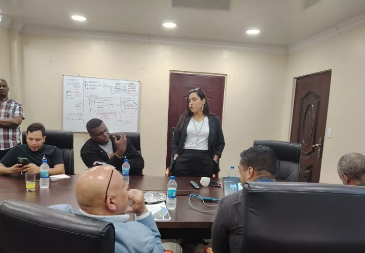 Xiomara Jiménez de Ingeniería Municipal, detalló la evolución mensual de la recaudación, con un crecimiento sostenido desde inicios del año . Foto. Diómedes Sánchez