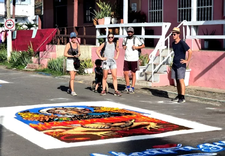 Este espectáculo multicolor y profundamente simbólico atrae cada vez a más visitantes nacionales e internacionales, generando un impacto positivo en el sector turístico local. Foto. Thays Domínguez