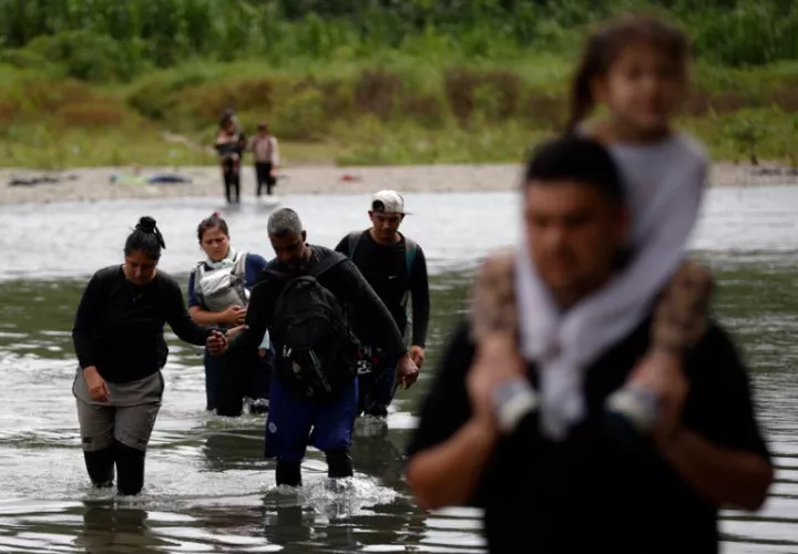 Migrantes que cruzan el río Tuquesa luego de atravesar la selva del Darién. Foto: EFE Archivo