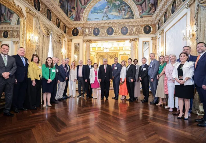 El presidente José Raúl Mulino junto a los 24 representantes. Foto: Cortesía