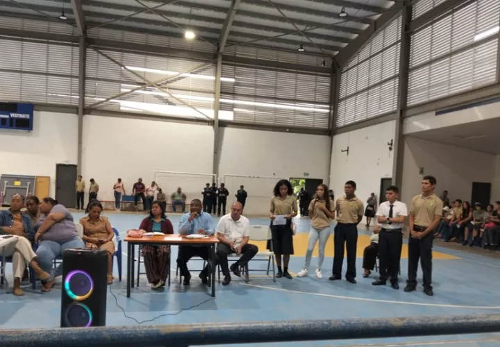 Los alumnos insistieron ante los funcionarios del Meduca que, si bien reconocen el derecho de los docentes a protestar, como estudiantes también tienen derecho a la educación. Foto. Eric Montenegro