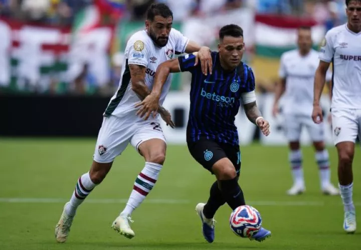 Juan Freytes del Fluminense (izq.) disputa el balón ante Lautaro Martinez del Inter. Foto: EFE 