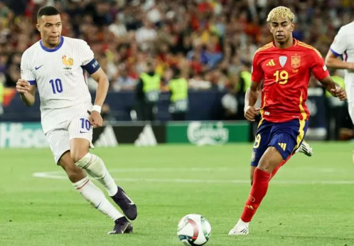 El francés Mbappé (10)  y Lamine Yamal, jugador de España. Foto: EFE