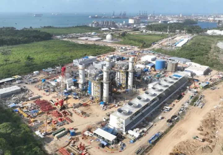 Vista de la construcción de la planta eléctrica a inicios del año pasado. Esta generadora se ubica en isla Telfers en la ciudad de Colón.  Foto: Cortesía