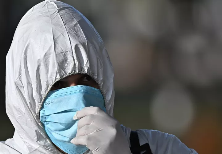 Un hombre se prepara para fumigar el ingreso del Zoológico en Brasilia (Brasil), en una fotografía de archivo. EFE/ Andre Borges