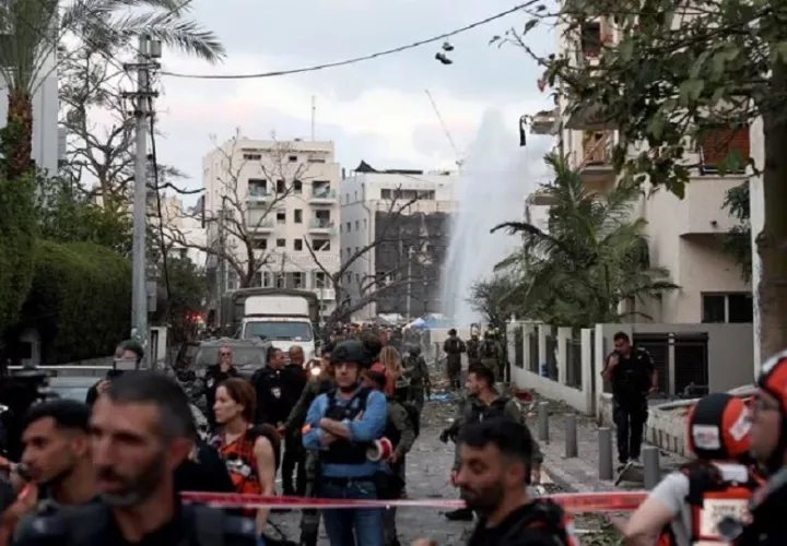 Equipos de emergencia y civiles en las inmediaciones de la zona de Tel Aviv atacada con misiles iraníes. Foto: EFE