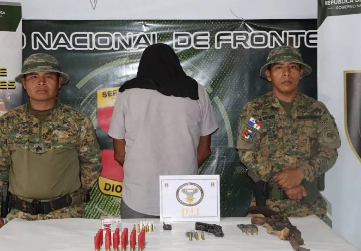 Durante el operativo, se logró la incautación de armas de fuego, municiones, y la aprehensión del ciudadano colombiano. Foto. Senafront