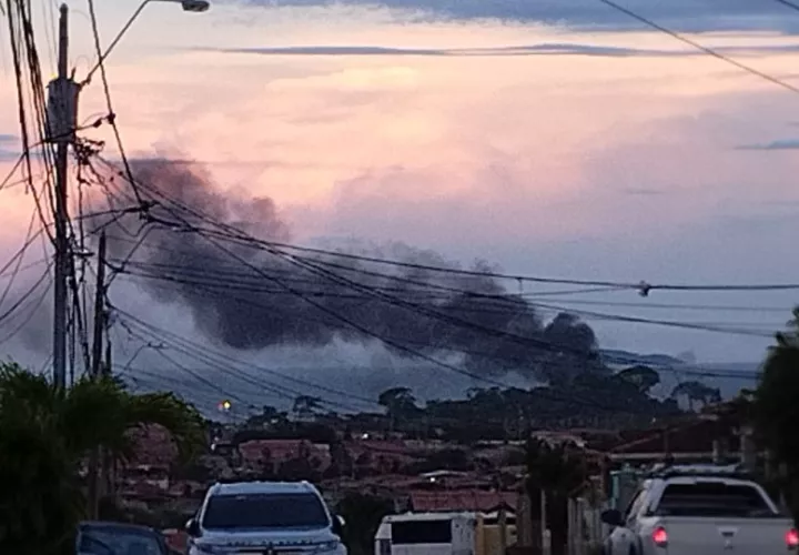 Densa columna de humo negro. Foto: Eric Montenegro