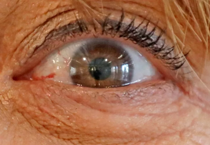 Detalle del ojo de una mujer latina. Foto: EFE / Carlos García