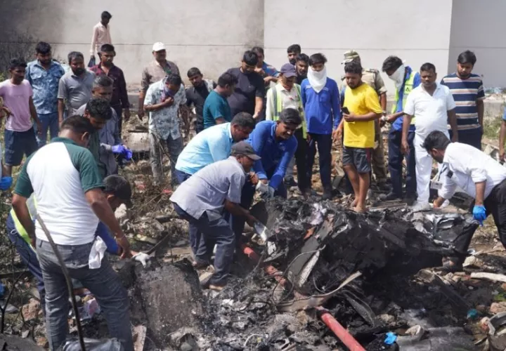 Los funcionarios inspeccionan el lugar de un accidente aéreo cerca del Aeropuerto Internacional Sardar Vallabhbhai Patel en Ahmedabad, Gujarat, India occidental. Foto: EFE