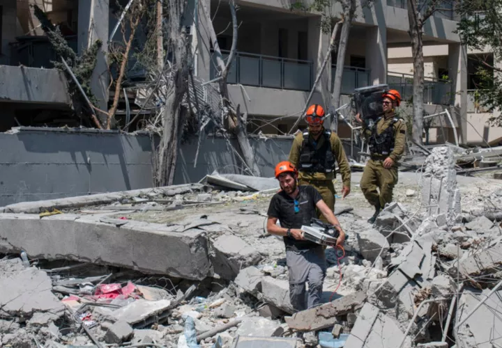 Un misil balístico iraní destruyó un colegio en la urbe israelí de Bnei Brak. Foto: EFE