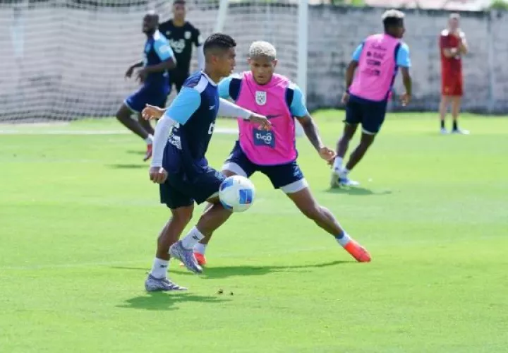 Iván Anderson (der.) en los entrenamientos de la selección. Foto: FPF