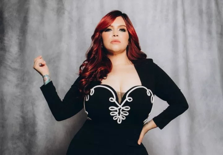 Rindió homenaje a su madre, la inolvidable Jenni Rivera. Foto: Cortesía