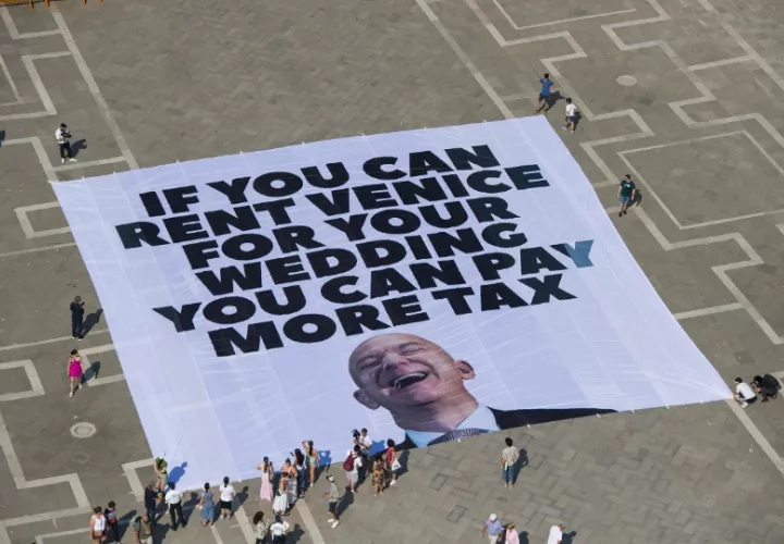 Pancarta contra Jeff Bezos. Foto: EFE / EPA / Greenpeace Press Office 