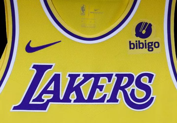La familia Buss, propietaria de Los Angeles Lakers de la NBA, ha llegado a un acuerdo para vender una participación mayoritaria de la emblemática franquicia, valorada en 10.000 millones de dólares. Foto: EFE