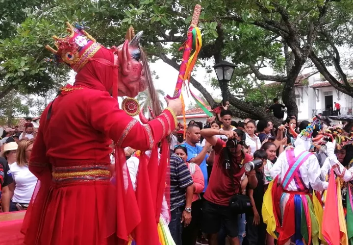 Desde tempranas horas, los personajes de la diablada se apoderaron del centro del pueblo.  Foto. Thays Domínguez