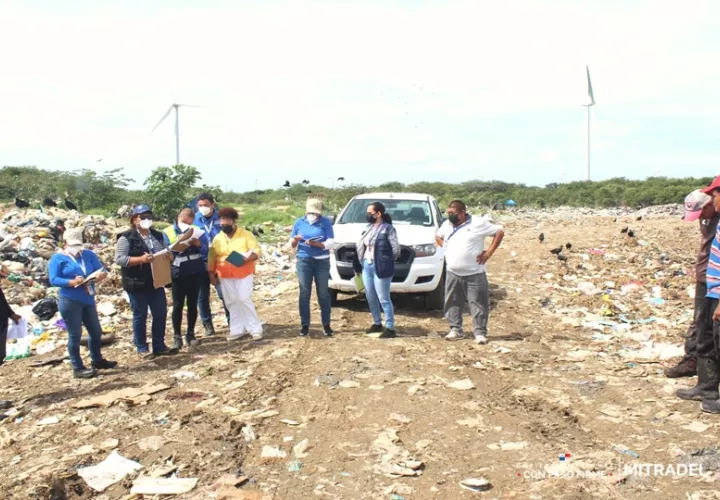 Los funcionarios enfatizaron en los riesgos que las personas menores de edad están  expuestos en los vertederos. Foto: Cortesía