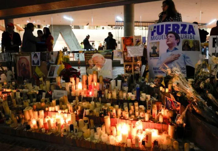Altar en honor al senador y precandidato presidencial colombiano Miguel Uribe Turbay. Foto: EFE