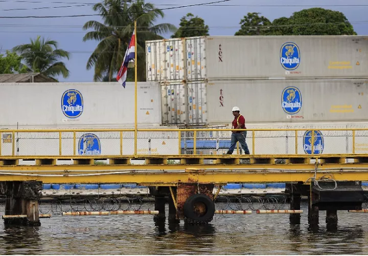 Un hombre camina frente a contenedores de la empresa bananera Chiquita este martes, en Puerto Almirante (Panamá). EFE/ Bienvenido Velasco