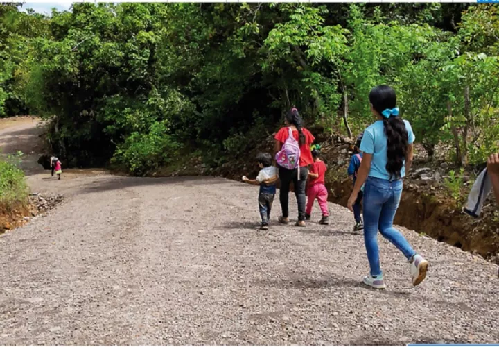  Mejoras que se realizan al camino que conecta la comunidad El Copé, distrito de Olá, que presentaba avance de 95%, a finales de mayo. Foto: Cortesía AND