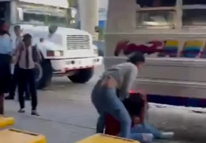 La mujer de entonces 22 años le causó varias heridas en el rostro  a la menor de 13 años. Foto: Fotograma