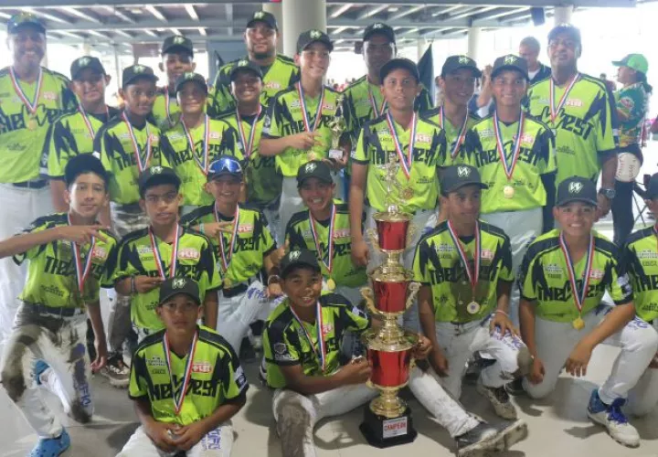 Panamá Oeste con el trofeo de campeón en el nacional de béisbol U12. Foto: Fedebeis