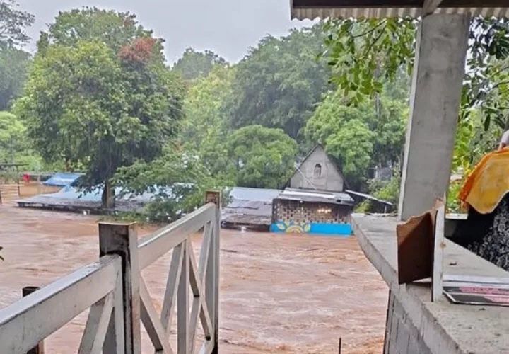 Río Cabobré salido de su cauce, debido a las fuertes lluvias del viernes. Foto: Cortesía Sinaproc