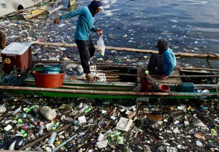 Un barquero en la costa de la bahía de Manila, Filipinas. Foto: EFE