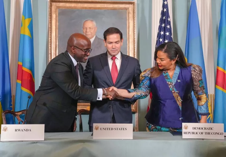 La ministra de Asuntos Exteriores de la República Democrática del Congo, Thérèse Kayikwamba Wagner (d), y el ministro de Asuntos Exteriores de Ruanda, Olivier Nduhungirehe. Foto: EFE