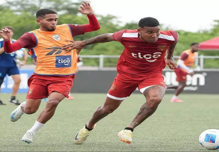 Eduardo Guerrero (der.) en los entrenamientos de la selección de Panamá. Foto: FPF