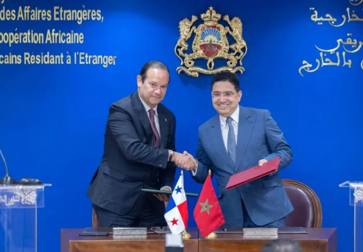  El ministro de Asuntos Exteriores, Cooperación Africana y Marroquíes Expatriados de Marruecos, Nasser Bourita (dcha.), y el ministro de Asuntos Exteriores de Panamá, Javier Eduardo Martínez (i). Foto: EFE
