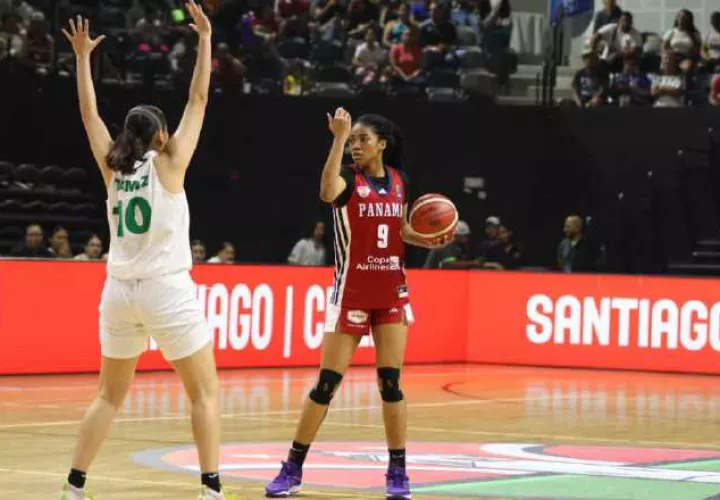 Vivian Grenald de Panamá en el partido contra México en el Centrobasket U16. Foto: Fepaba