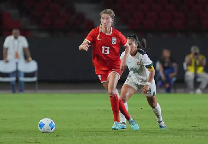 Riley Tanner (13) de Panamá disputa un balón con Ana Rojas de Bolivia. Foto: EFE