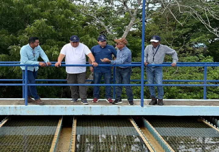 Las autoridades realizan la inspección de la potabilizadora Roberto Reyna. Foto. Cortesía. Idaan